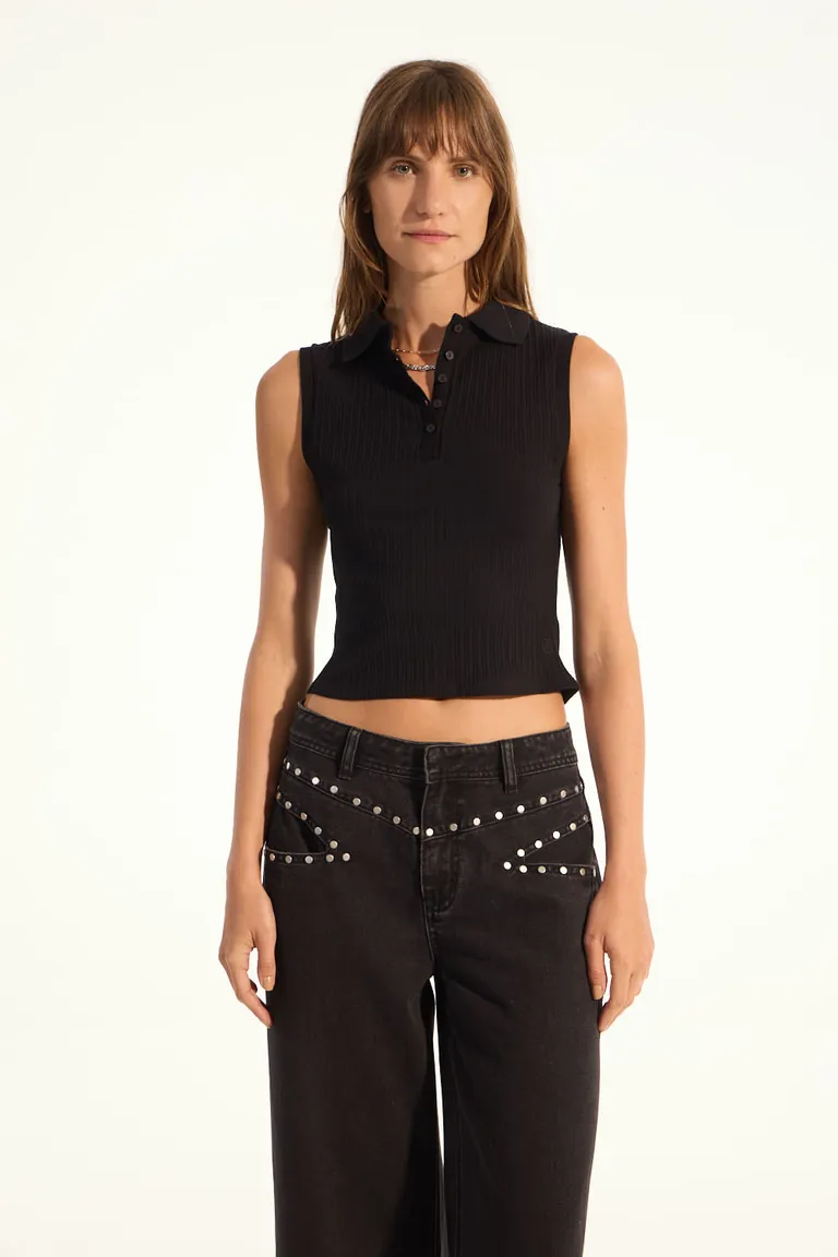 Remera de mujer sin mangas con cuello polo y cierre delantero con botones de Portsaid en Remeras para argentina