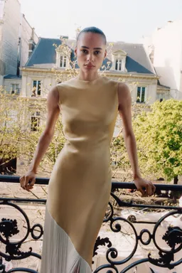 Vestido satinado asimétrico con flecos de Mango en Vestidos para argentina