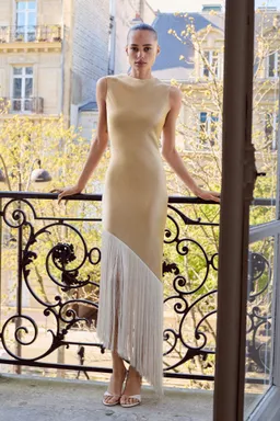 Vestido satinado asimétrico con flecos de Mango en Vestidos para argentina
