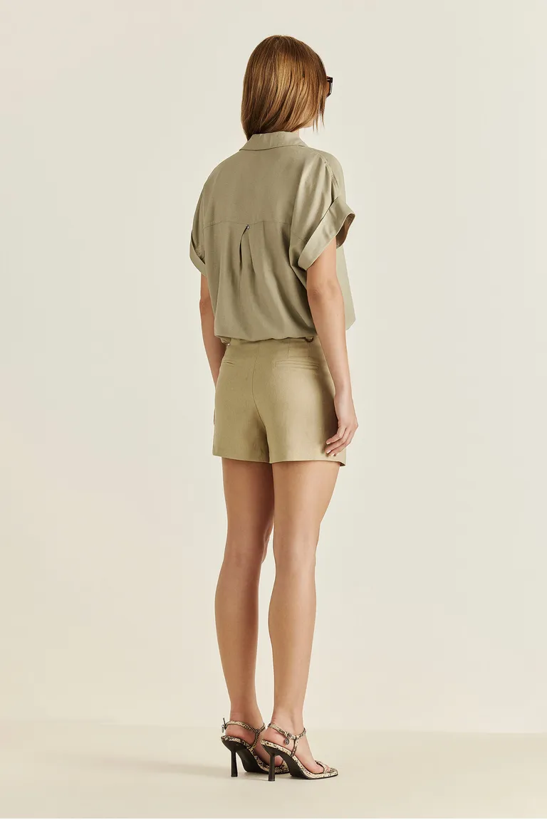 Camisa de lino con detalle de lazo en el escote, una prenda versátil y elegante de Tucci en Camisas para argentina