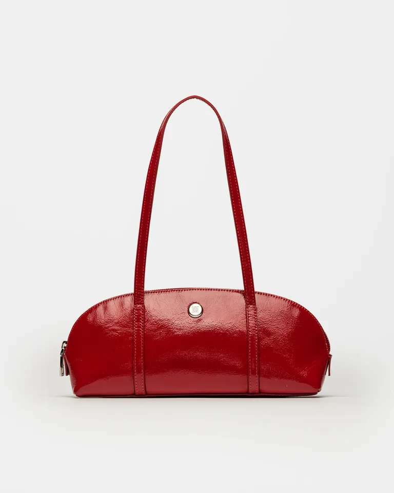 Cartera al hombro de cuero charol rojo con detalle metálico - Estilo vintage y elegancia atemporal de Prüne en Bolsos y Carteras para argentina