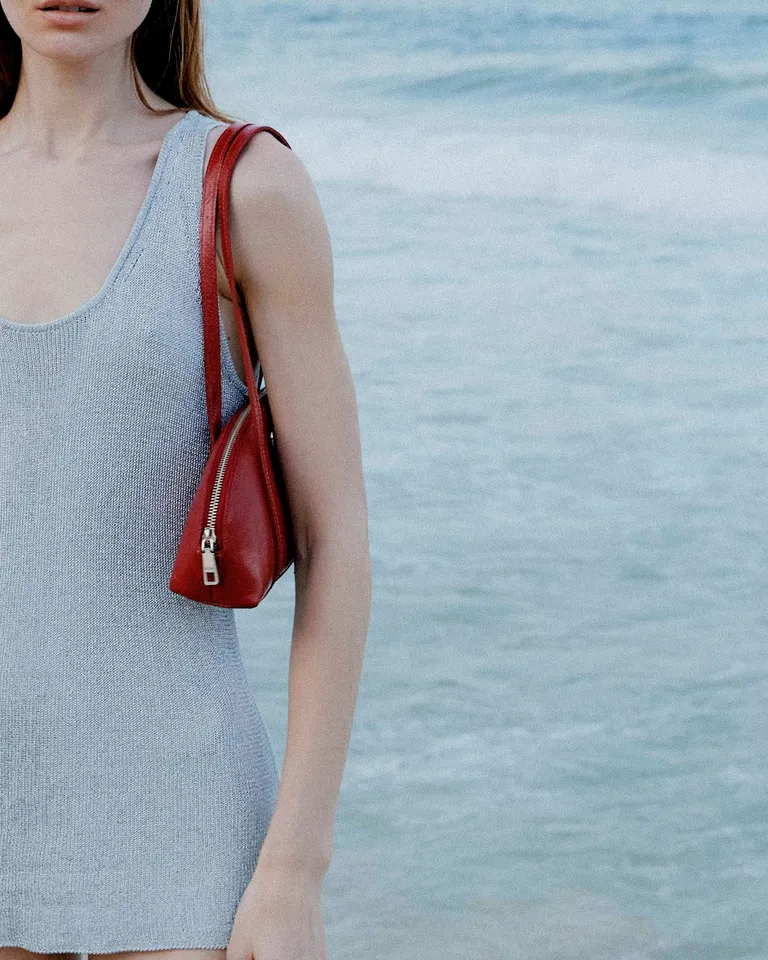 Cartera al hombro de cuero charol rojo con detalle metálico - Estilo vintage y elegancia atemporal de Prüne en Bolsos y Carteras para argentina