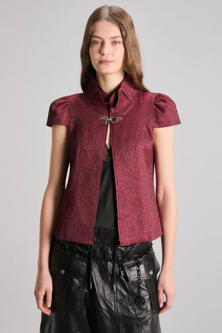 Bolero de diseño con mangas cortas y detalles de volados en tono rojo de Kosiuko en Chaquetas para argentina