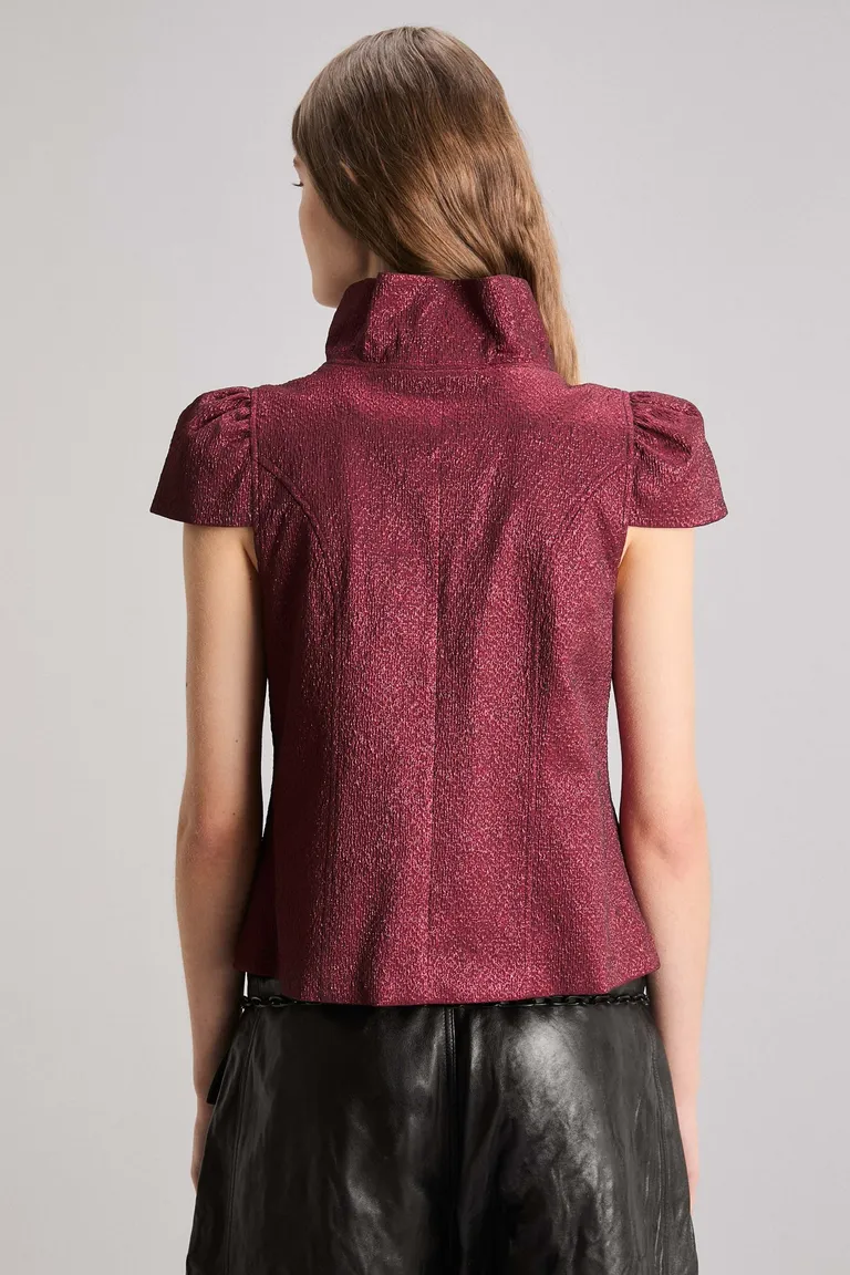 Bolero de diseño con mangas cortas y detalles de volados en tono rojo de Kosiuko en Chaquetas para argentina