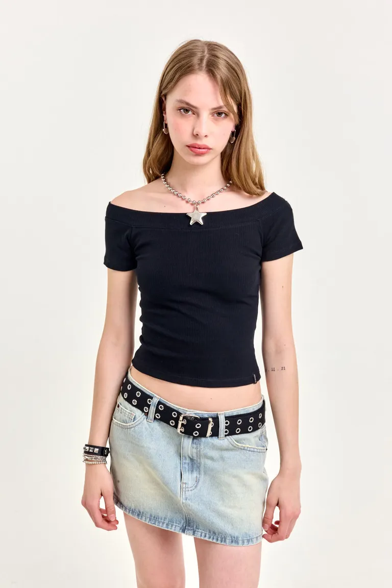 Remera de manga corta negra con escote bote y bandeleta en el ruedo de 47 Street en Remeras para argentina