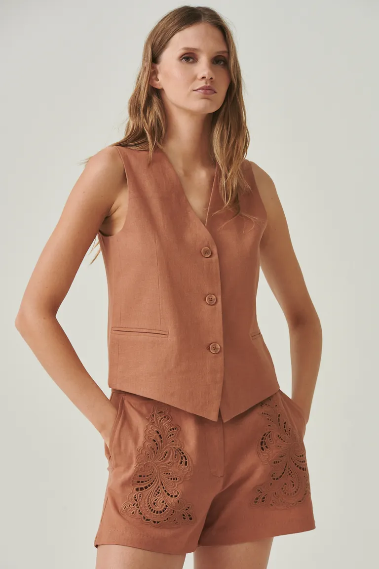 Chaleco estructurado de lino en color marrón para un look fresco y sofisticado de Sweet en Chalecos para argentina