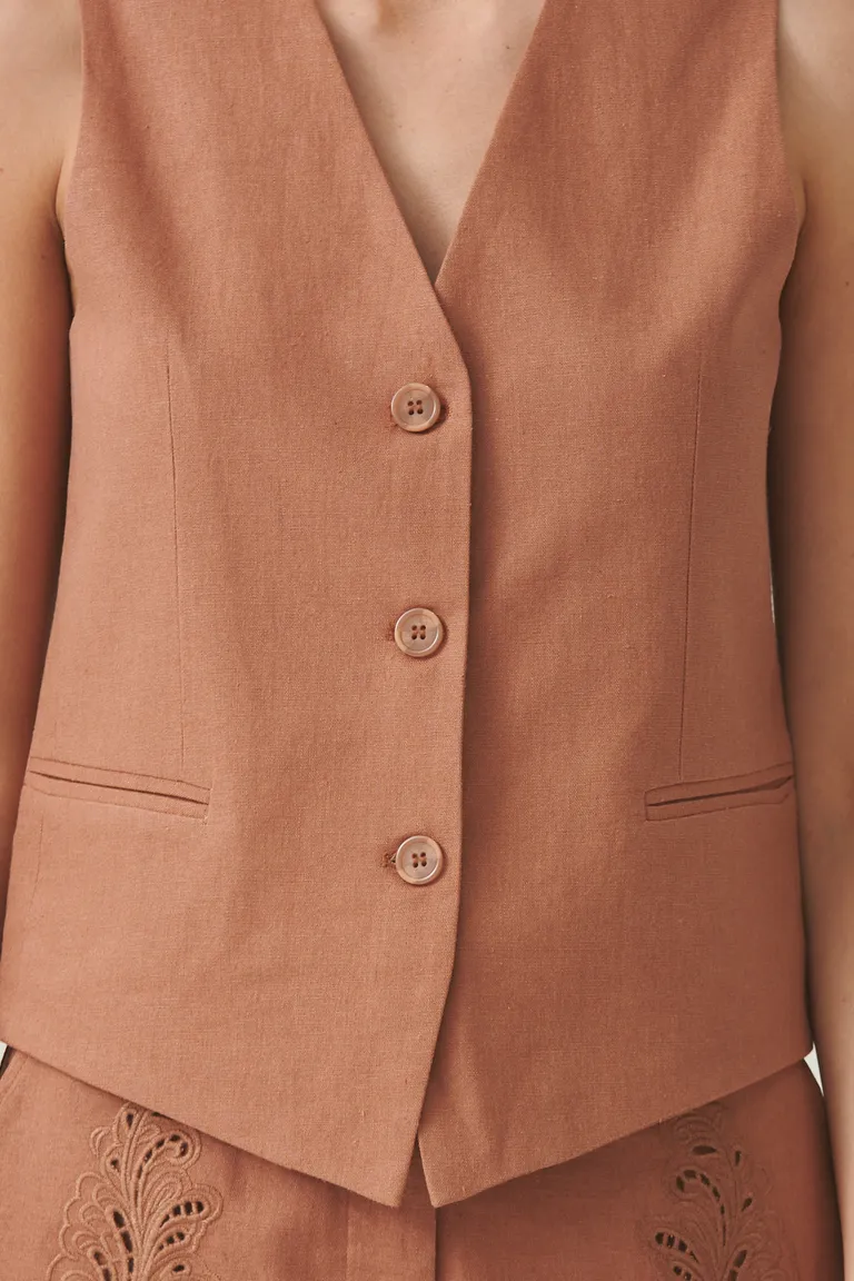 Chaleco estructurado de lino en color marrón para un look fresco y sofisticado de Sweet en Chalecos para argentina