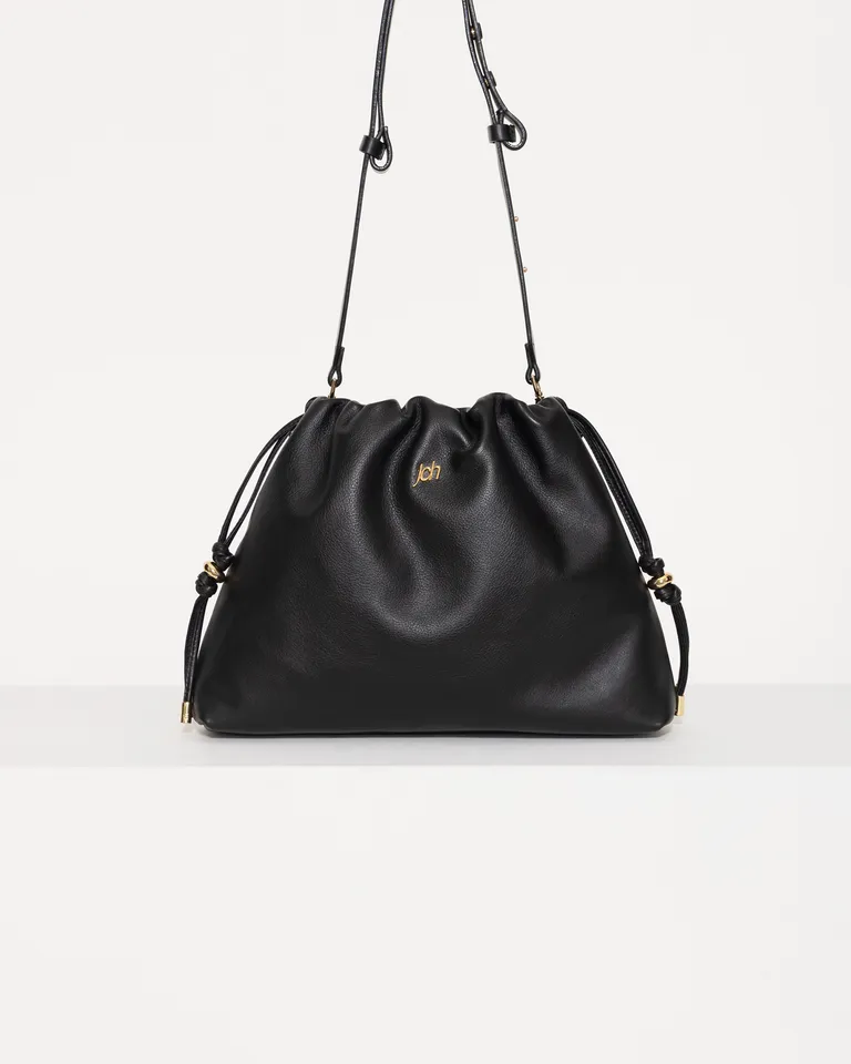 Cartera verona de cuero negro con correa regulable y aplique JCH de Jazmin Chebar en Bolsos y Carteras para argentina