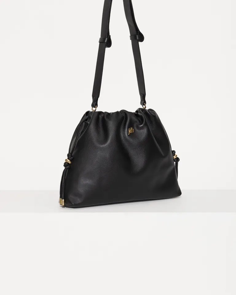 Cartera verona de cuero negro con correa regulable y aplique JCH de Jazmin Chebar en Bolsos y Carteras para argentina