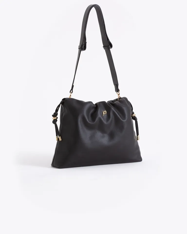 Cartera verona de cuero negro con correa regulable y aplique JCH de Jazmin Chebar en Bolsos y Carteras para argentina