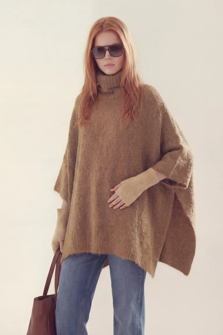 Poncho con cuello alto y diseño holgado de textura suave de Akiabara en Capas y Ponchos para argentina