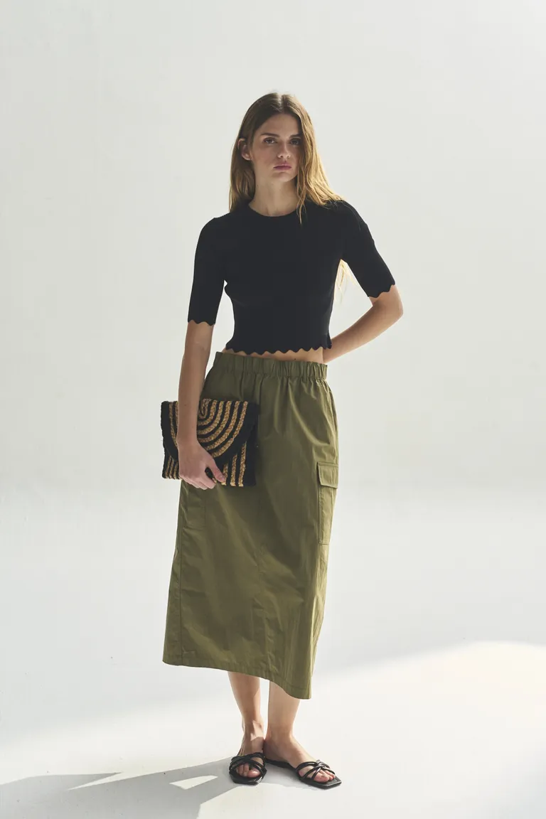 Suéter negro de manga corta para mujer, una prenda básica y atemporal de Akiabara en Buzos y Sweaters para argentina