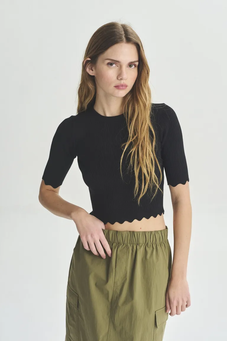 Suéter negro de manga corta para mujer, una prenda básica y atemporal de Akiabara en Buzos y Sweaters para argentina