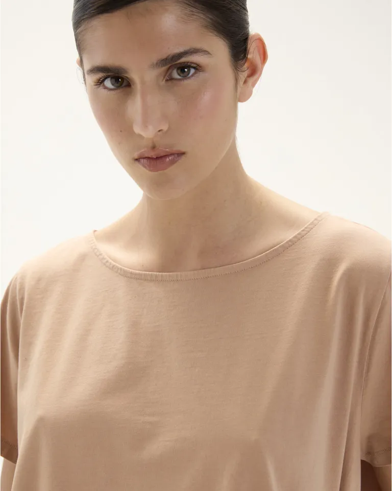 Remera de manga corta con escote redondo en material premium de Blue Sheep en Remeras para argentina