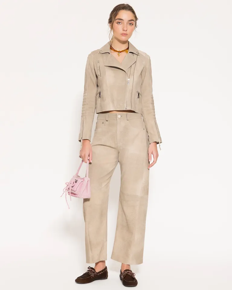 Chaqueta de cuero beige con recortes y cierre metálico de Jazmin Chebar en Chaquetas para argentina