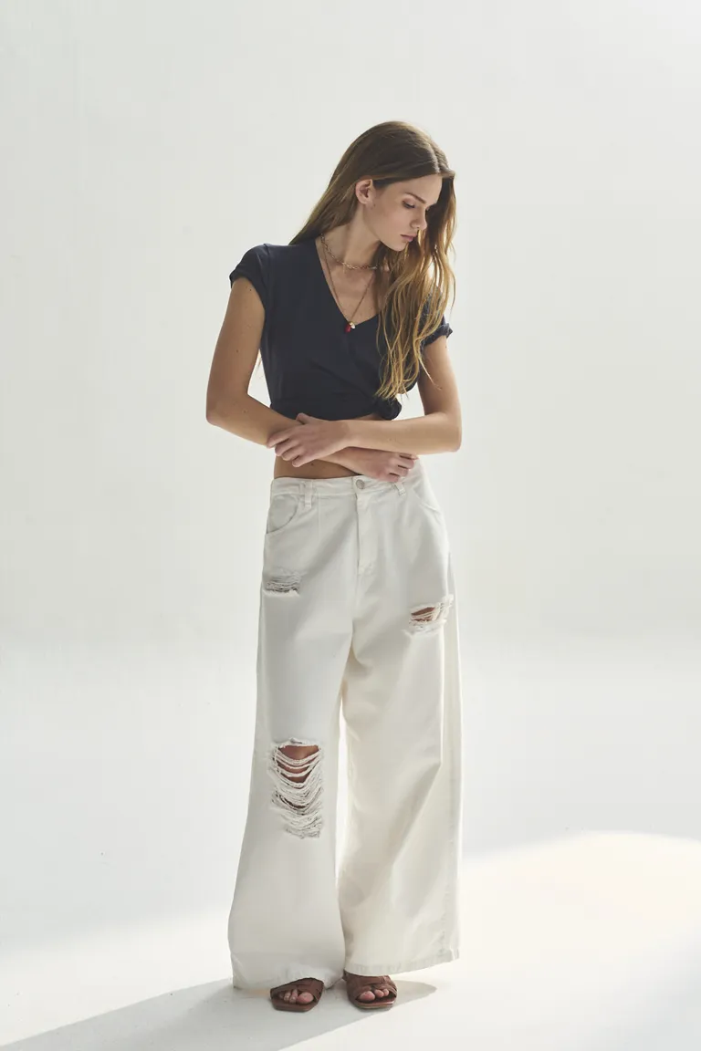 Remera negra de cuello en V para mujer, diseño elegante y versátil de Akiabara en Remeras para argentina