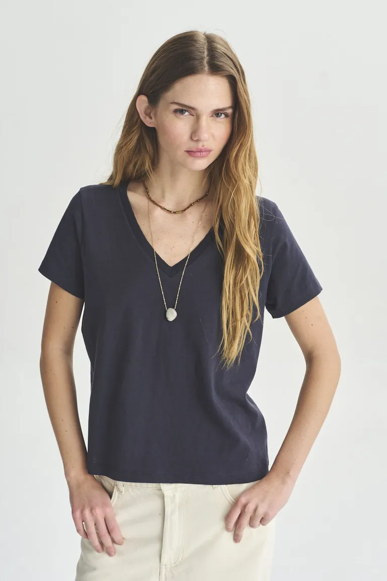 Remera negra de cuello en V para mujer, diseño elegante y versátil de Akiabara en Remeras para argentina