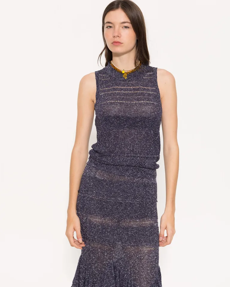 Top gris con detalles metálicos, diseño versátil y cómodo para un estilo chic de Jazmin Chebar en Tops para argentina