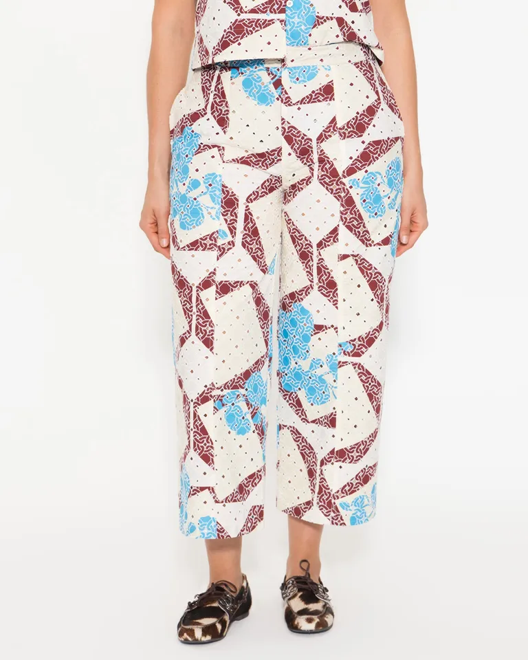Pantalón femenino con diseño floral de broderie y bolsillos ocultos de Jazmin Chebar en Pantalones para argentina