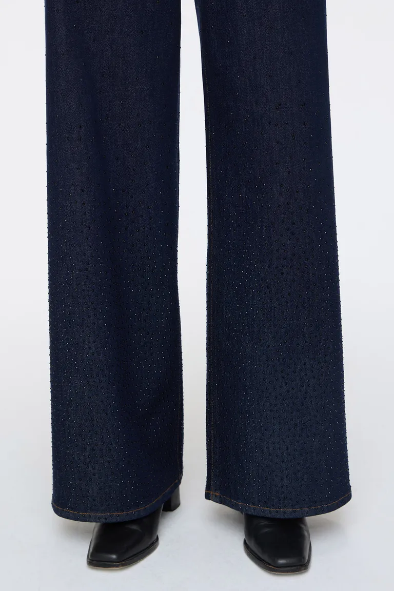 Pantalón vaquero de lavado crudo con aplicaciones de hotfix de Cuesta Blanca en Pantalones para argentina