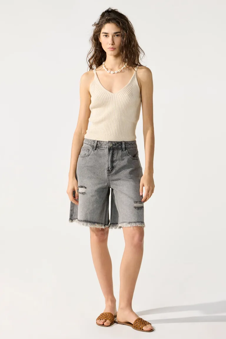 Bermuda de denim gris con diseño desflecado y corte holgado para mujer de Cuesta Blanca en Shorts para argentina
