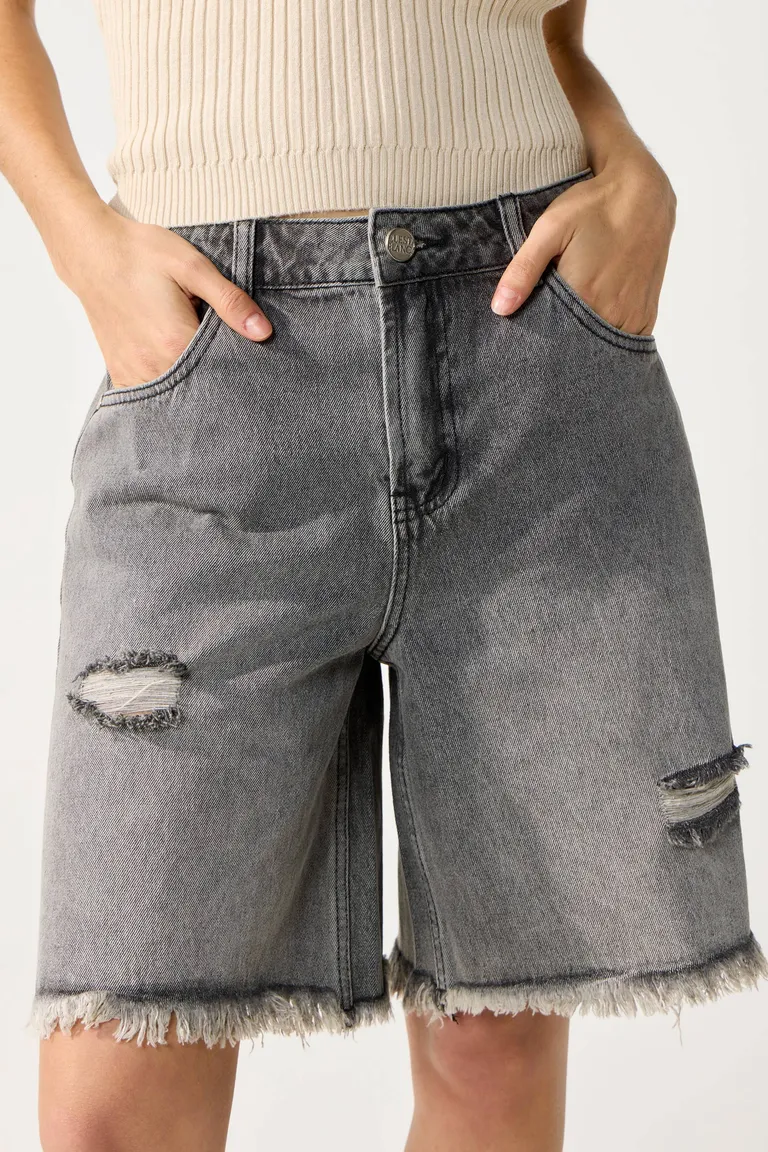 Bermuda de denim gris con diseño desflecado y corte holgado para mujer de Cuesta Blanca en Shorts para argentina