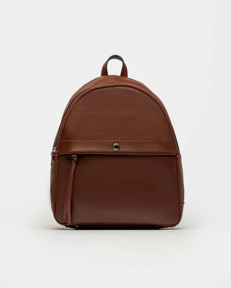 Mochila urbana de cuero liso y satinado, un accesorio casual y funcional para tu día a día de Prüne en Mochilas para argentina