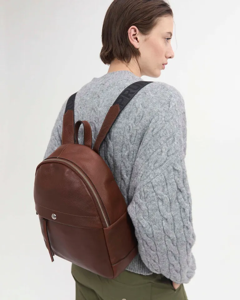 Mochila urbana de cuero liso y satinado, un accesorio casual y funcional para tu día a día de Prüne en Mochilas para argentina