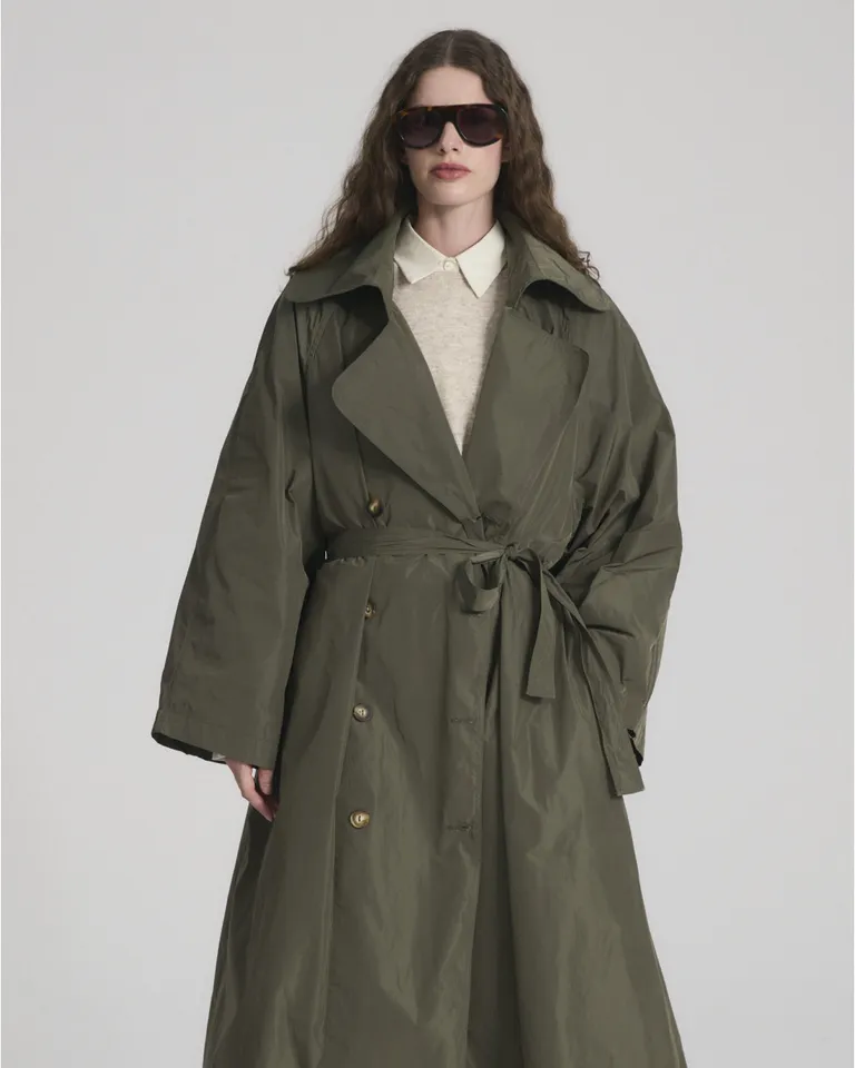 Trench de corte holgado con doble botonadura y lazo de ajuste en cintura para mujer de Blue Sheep en Tapados para argentina