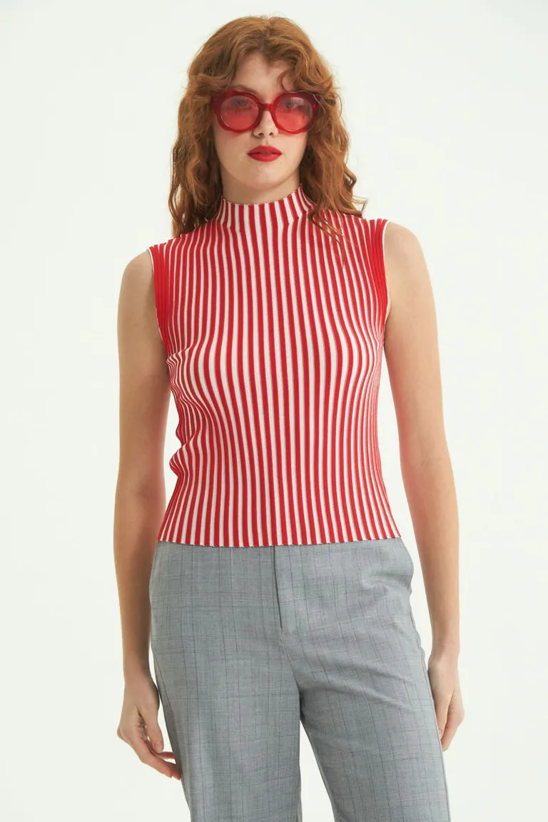 Prenda de punto bicolor con efecto de relieve y estampado floral de Las Pepas en Tops para argentina
