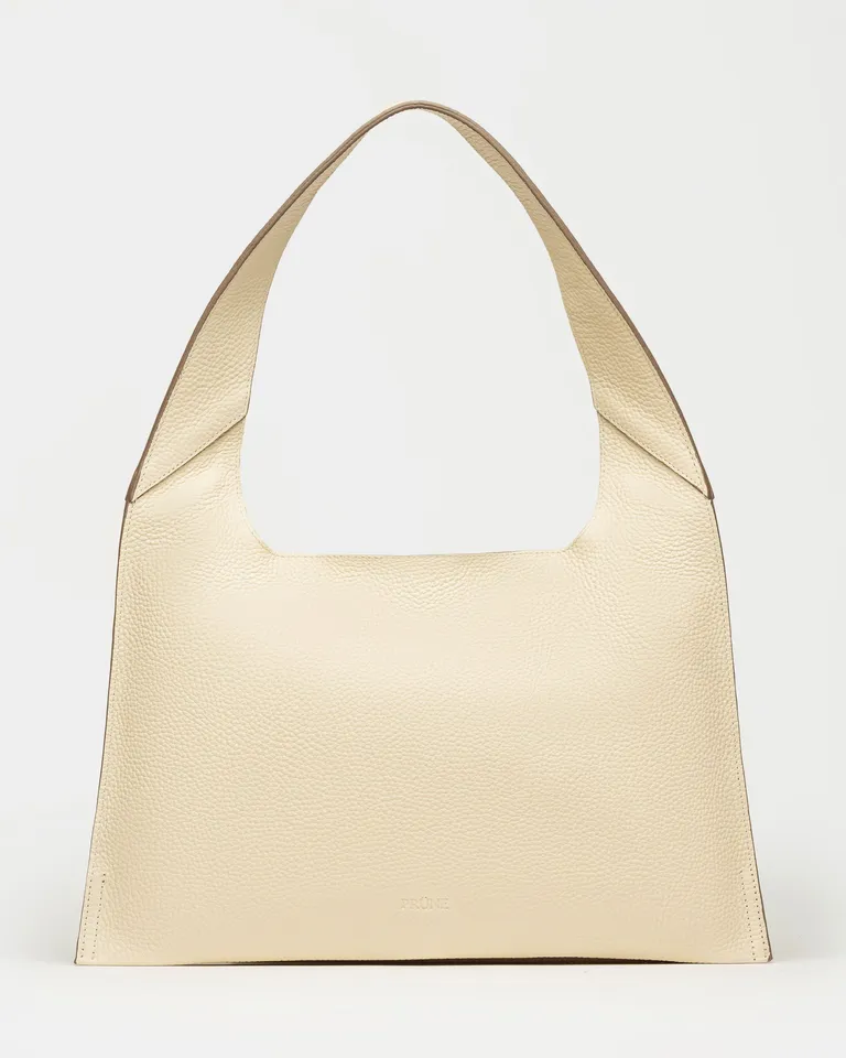 Cartera al hombro minimalista en cuero graneado, un accesorio elegante y funcional para el día a día de Prüne en Bolsos y Carteras para argentina