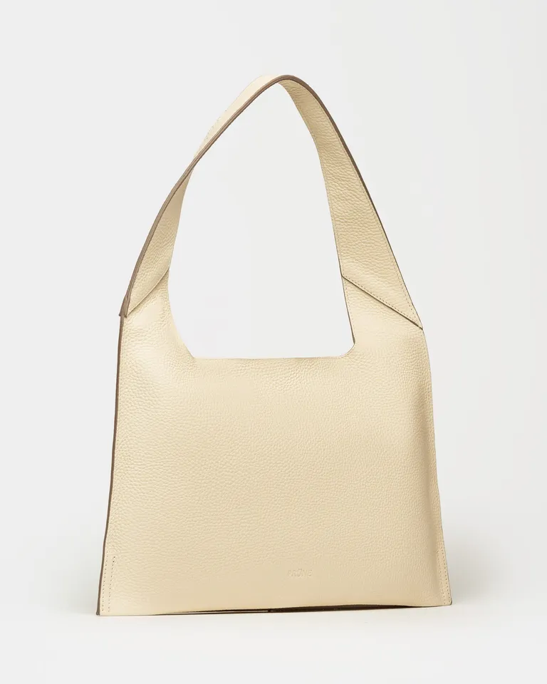 Cartera al hombro minimalista en cuero graneado, un accesorio elegante y funcional para el día a día de Prüne en Bolsos y Carteras para argentina