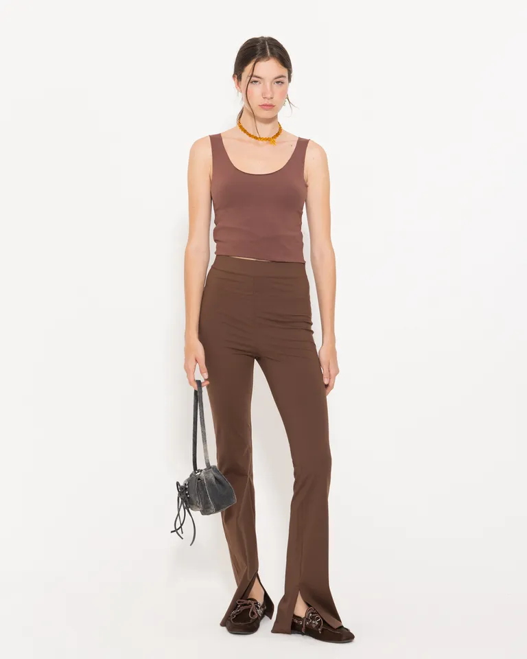 Pantalón marrón de punto elástico con diseño ceñido y tapetes laterales de Jazmin Chebar en Pantalones para argentina