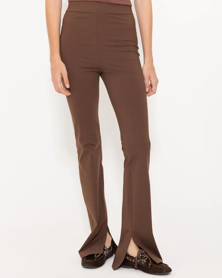 Pantalón marrón de punto elástico con diseño ceñido y tapetes laterales de Jazmin Chebar en Pantalones para argentina