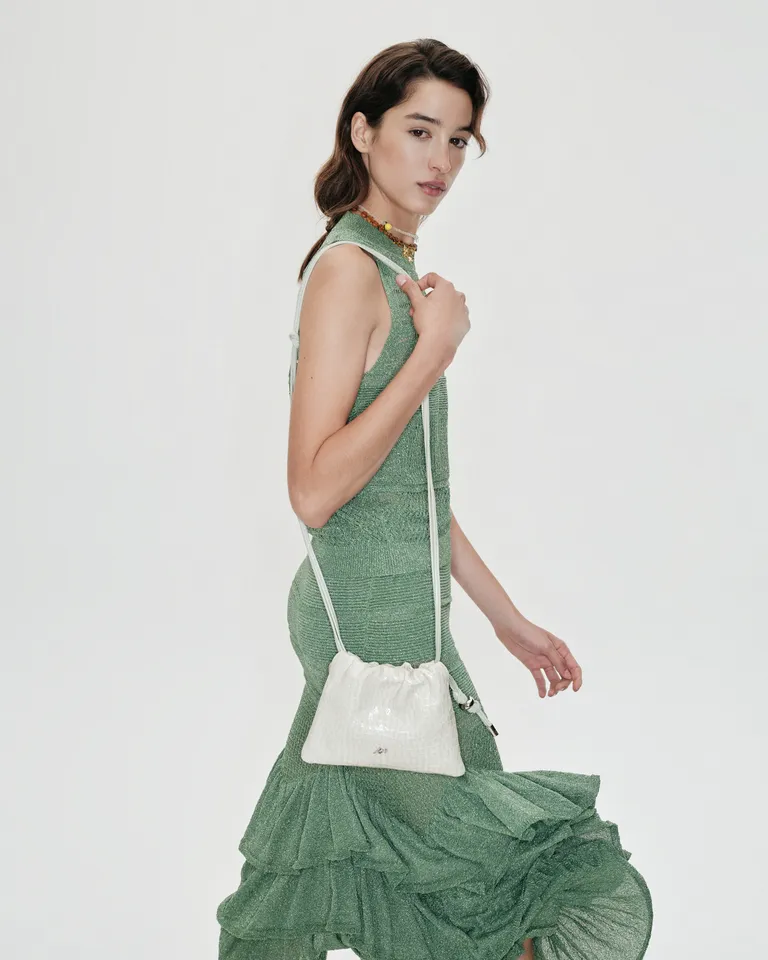 Falda de largo hasta los tobillos, con acabado brillante y textura de Jazmin Chebar en Faldas para argentina