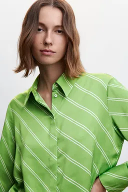 Camisa fluida satinada de Mango en Camisas para argentina