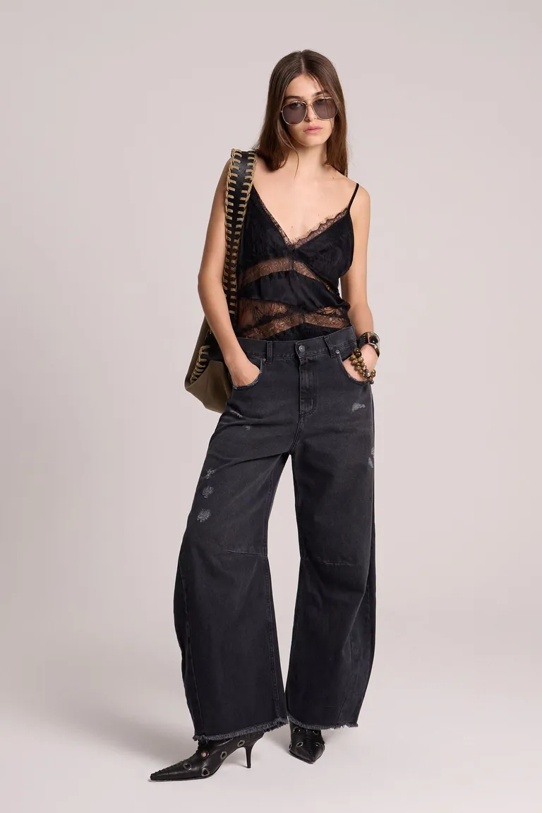 Pantalones de tiro medio con pinzas y recortes que afilan las piernas de Maria Cher en Pantalones para argentina