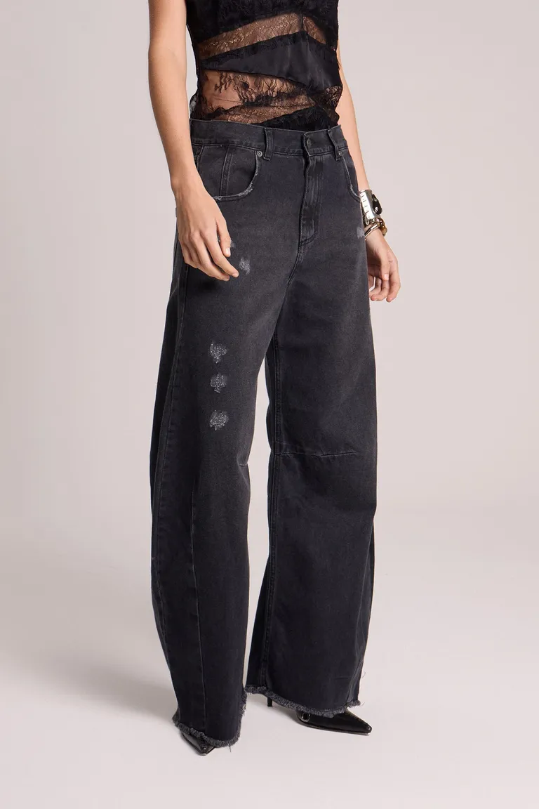 Pantalones de tiro medio con pinzas y recortes que afilan las piernas de Maria Cher en Pantalones para argentina