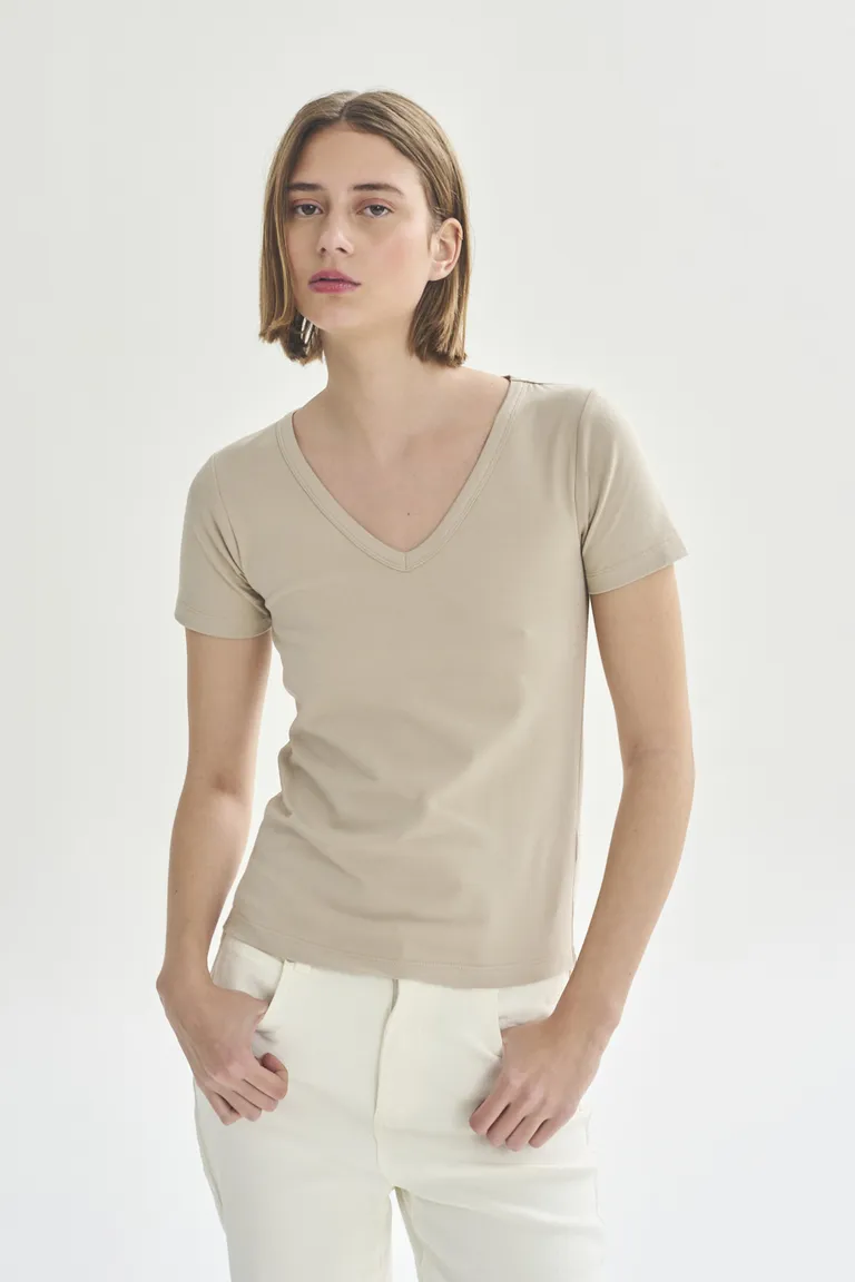 Remera de escote en V en color beige, una prenda básica y versátil para el guardarropa femenino de Akiabara en Remeras para argentina