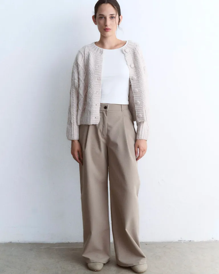 Pantalón ancho y elegante con pinza frontal y trasera en color beige de Sky en Pantalones para argentina