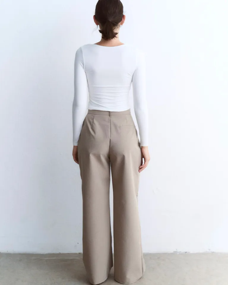 Pantalón ancho y elegante con pinza frontal y trasera en color beige de Sky en Pantalones para argentina