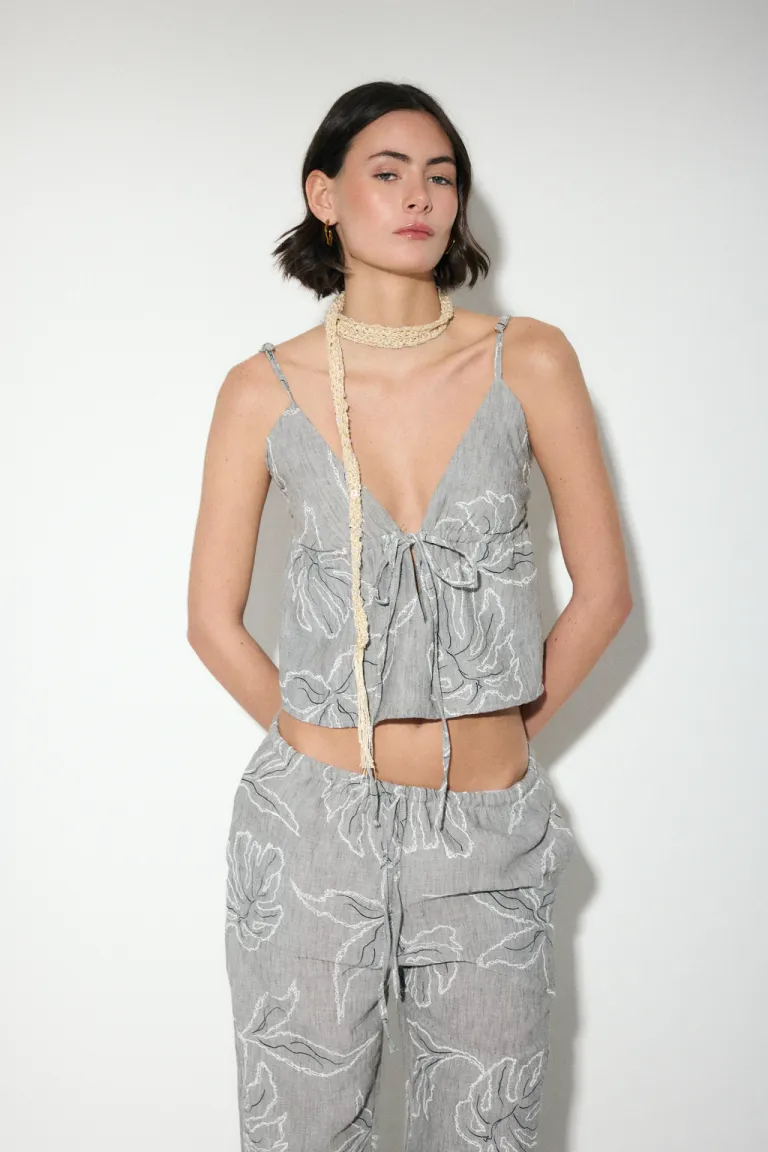 Blusa con escote en V y detalles bordados para un look elegante y femenino de Audaz en Blusas para argentina