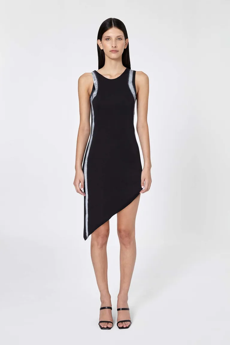 Vestido corto negro de diseño modular y asimétrico de Naíma en Vestidos para argentina