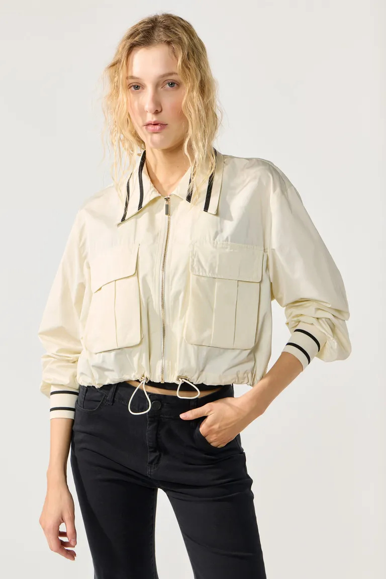 Chaqueta deportiva con bolsillos frontales, cierre metálico y cintura ajustable con cordón de Cuesta Blanca en Chaquetas para argentina