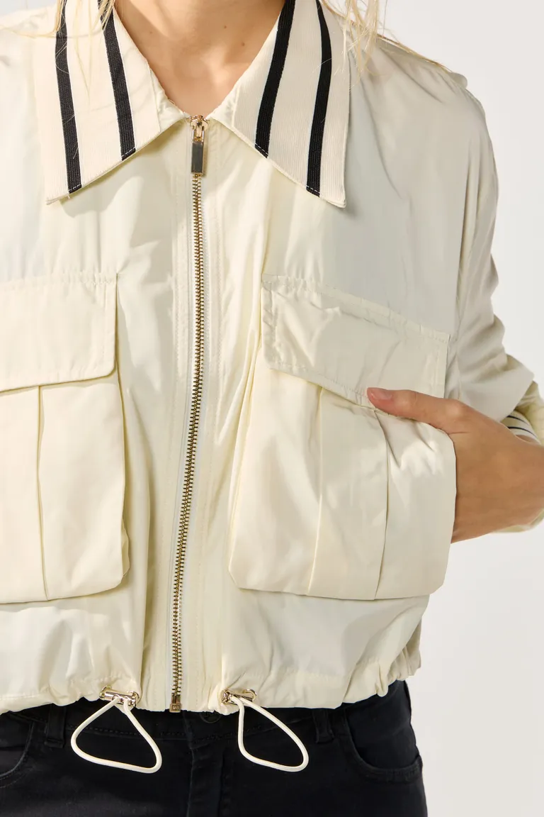 Chaqueta deportiva con bolsillos frontales, cierre metálico y cintura ajustable con cordón de Cuesta Blanca en Chaquetas para argentina