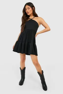 Vestido escalonado halter texturizado de Boohoo en Vestidos para argentina