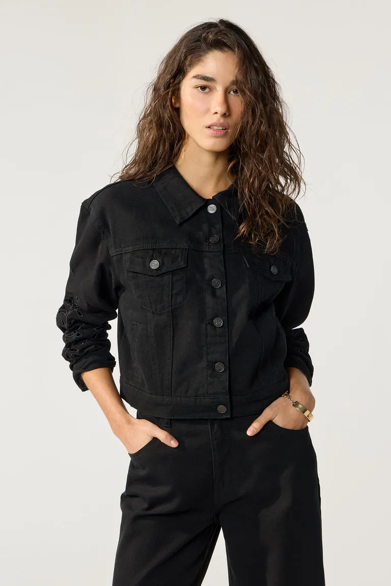 Chaqueta negra de diseño floral, con bolsillos y ajuste ceñido a la cintura de Cuesta Blanca en Chaquetas para argentina