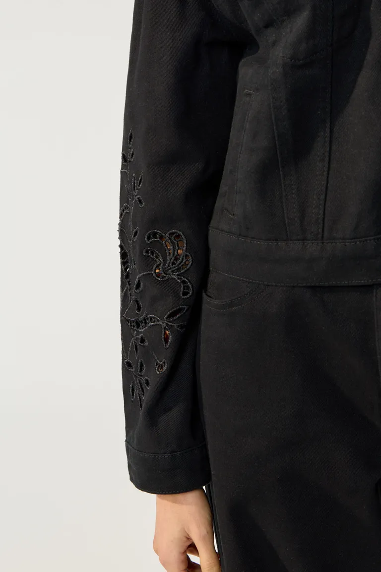 Chaqueta negra de diseño floral, con bolsillos y ajuste ceñido a la cintura de Cuesta Blanca en Chaquetas para argentina