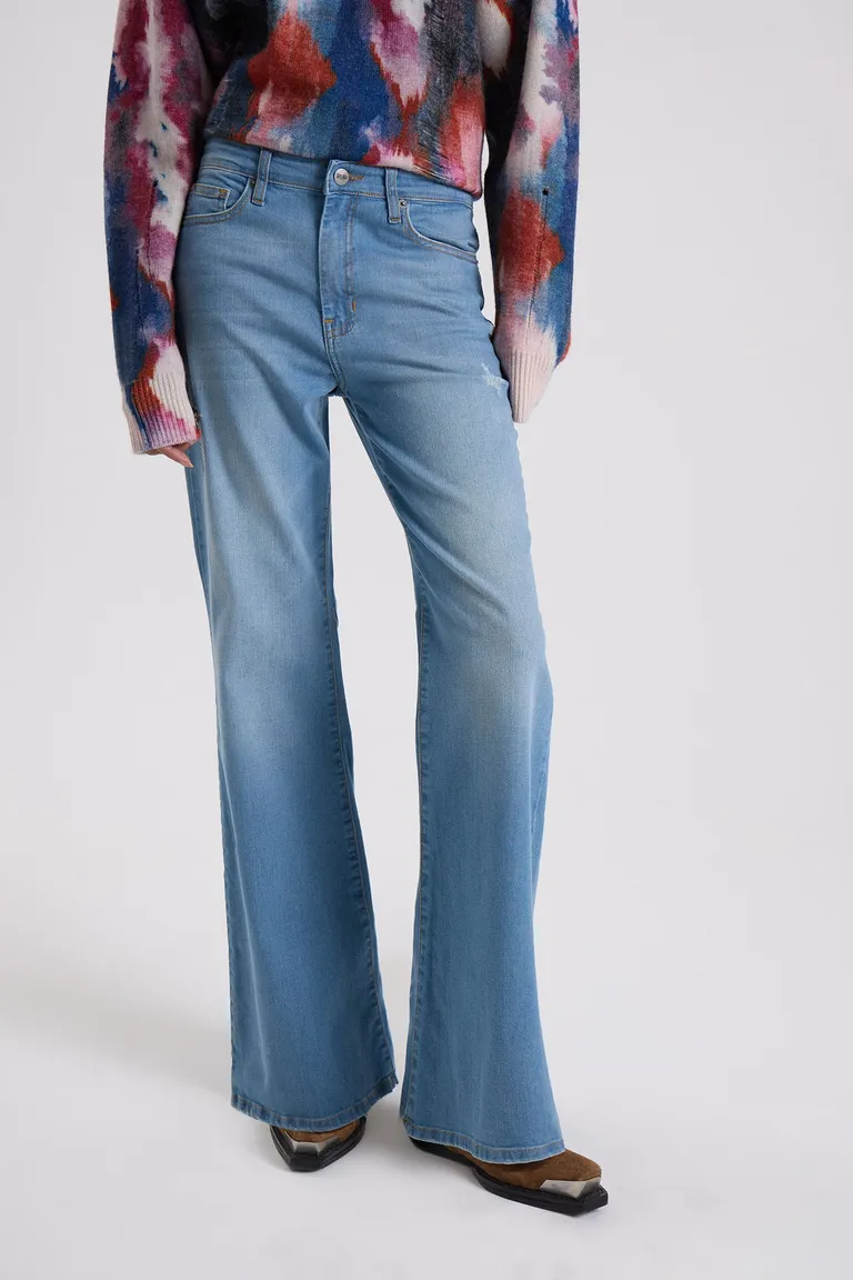 Jean de corte Oxford con bota flare y tiro medio-alto con detalles de roturas de Maria Cher en Pantalones para argentina