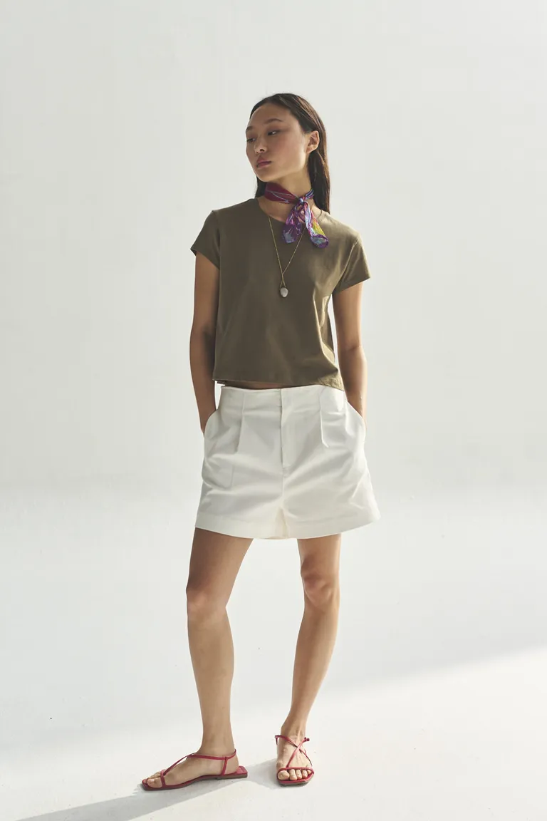 Remera de corte recto de color verde oliva para mujer de Akiabara en Remeras para argentina